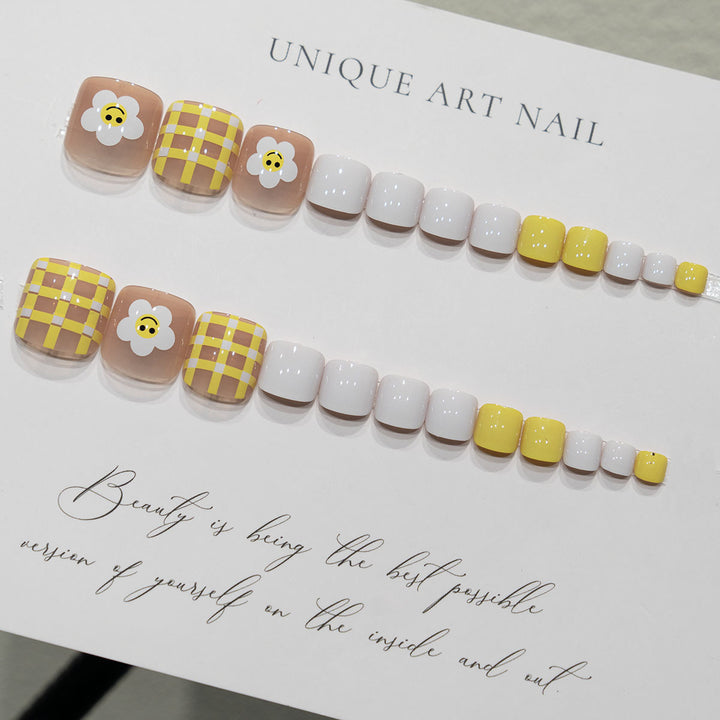 Kreative Blumen- und Karomuster-Nagelkunst
