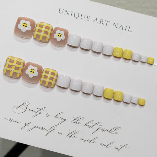 Kreative Blumen- und Karomuster-Nagelkunst