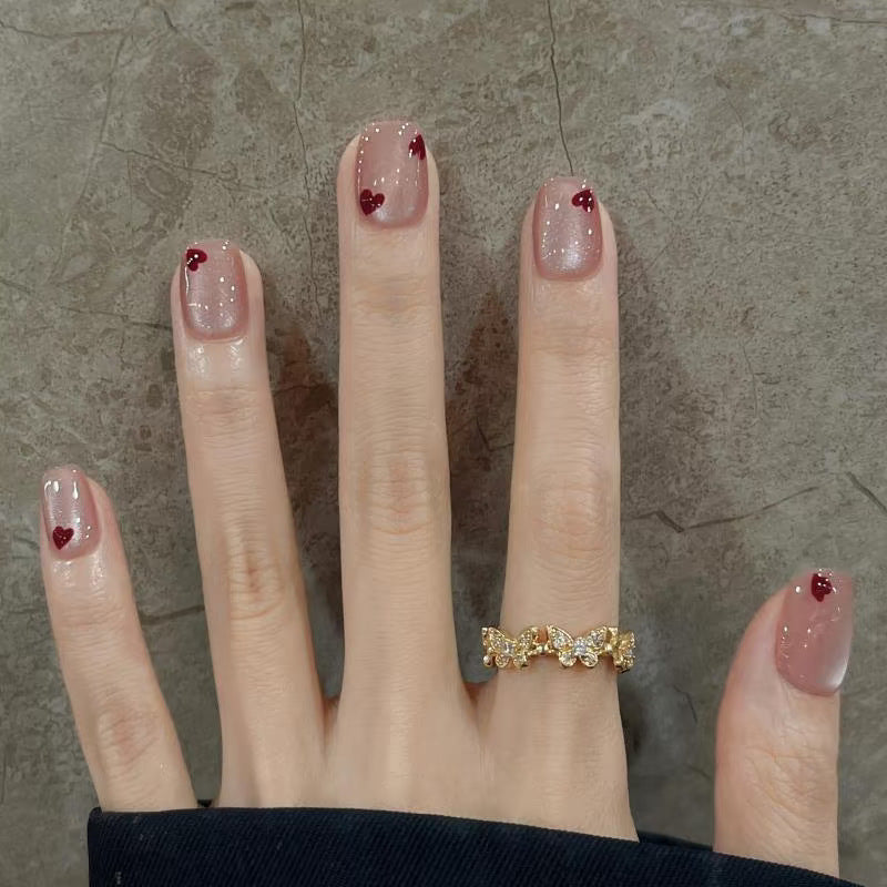 Nail Art mit Herzdesign