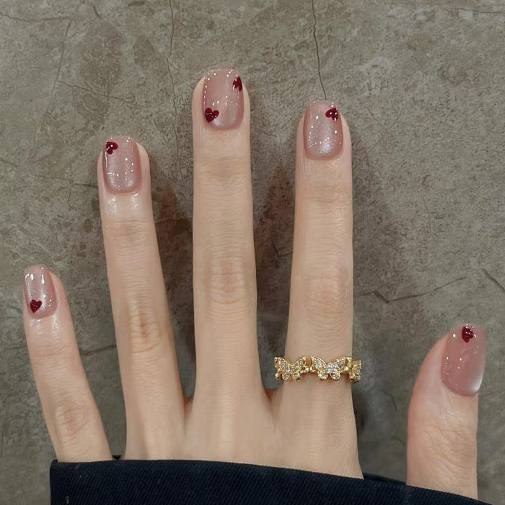 Nail Art mit Herzdesign