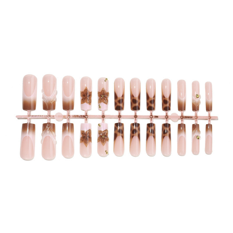 Kreatives Kunstnagelset mit floralen Akzenten und Ombre-Effekt Karnz