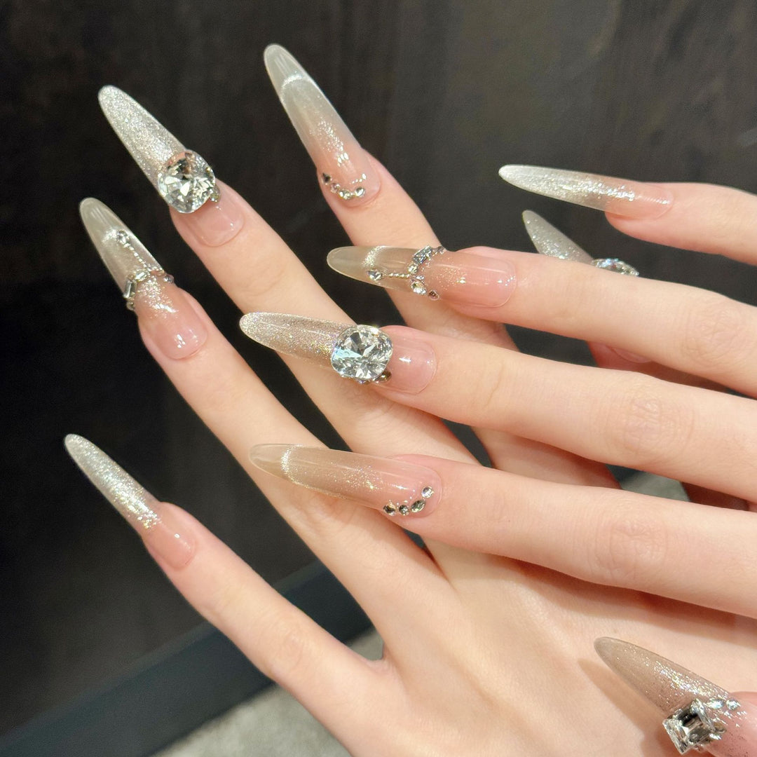 Glamouröse lange Stiletto Press-On Nägel mit Strassakzenten