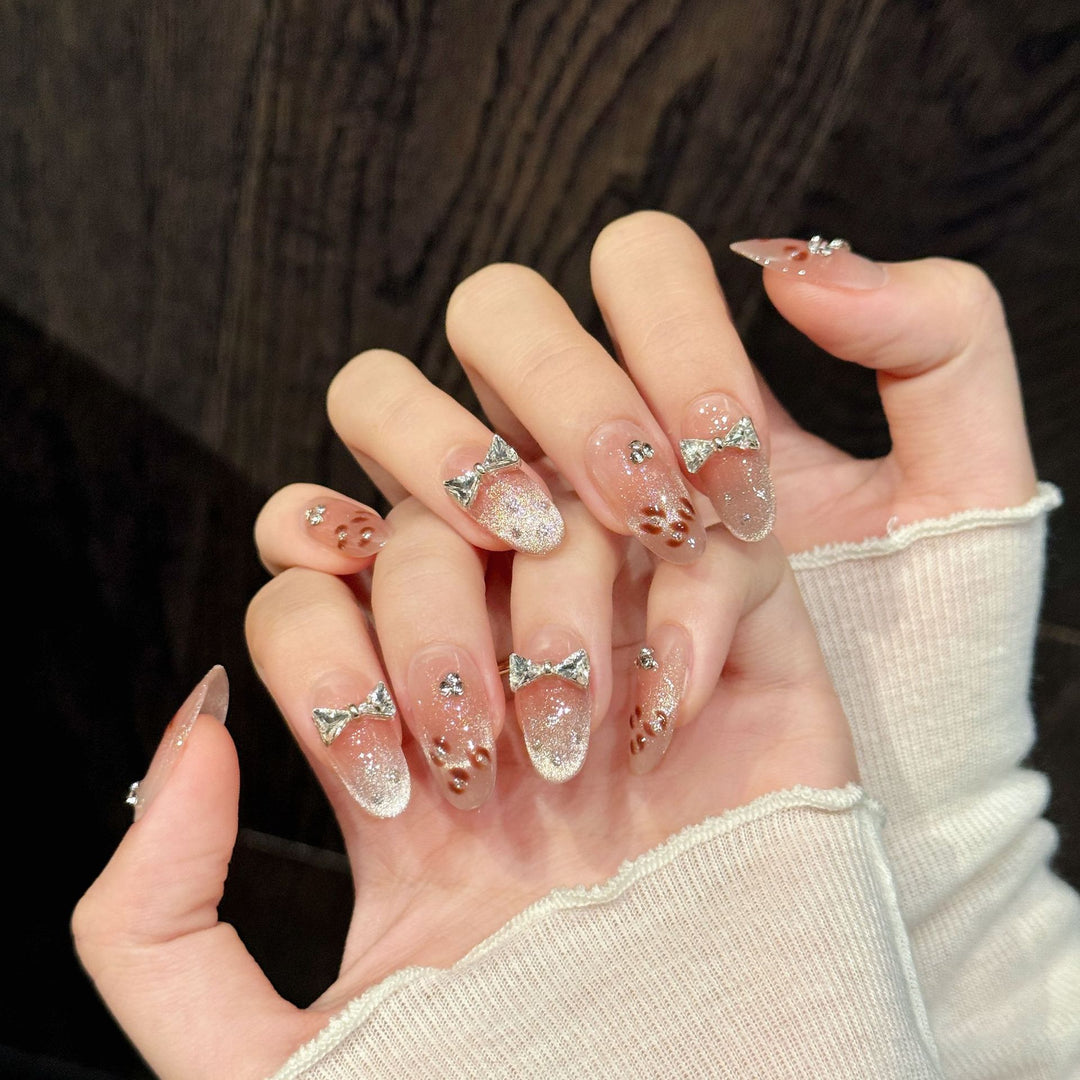 Dekoratives Press-On Nagelkunst-Set mit glitzernden Schleifenakzenten