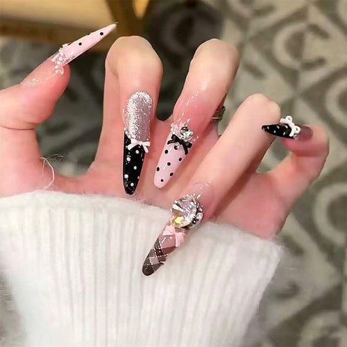 Kunstnagelset mit glamourösen 3D-Applikationen und festlichem Design Karnz