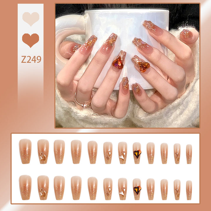 Kunstnagelset mit Glitzer- und Herzakzenten Karnz