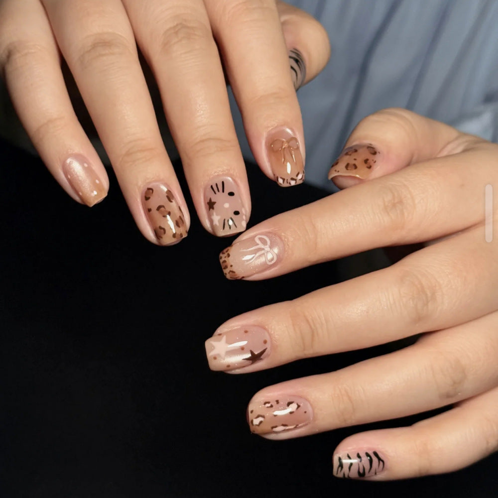 Künstlerisches Press-On-Nageldesign mit floralen Akzenten Karnz