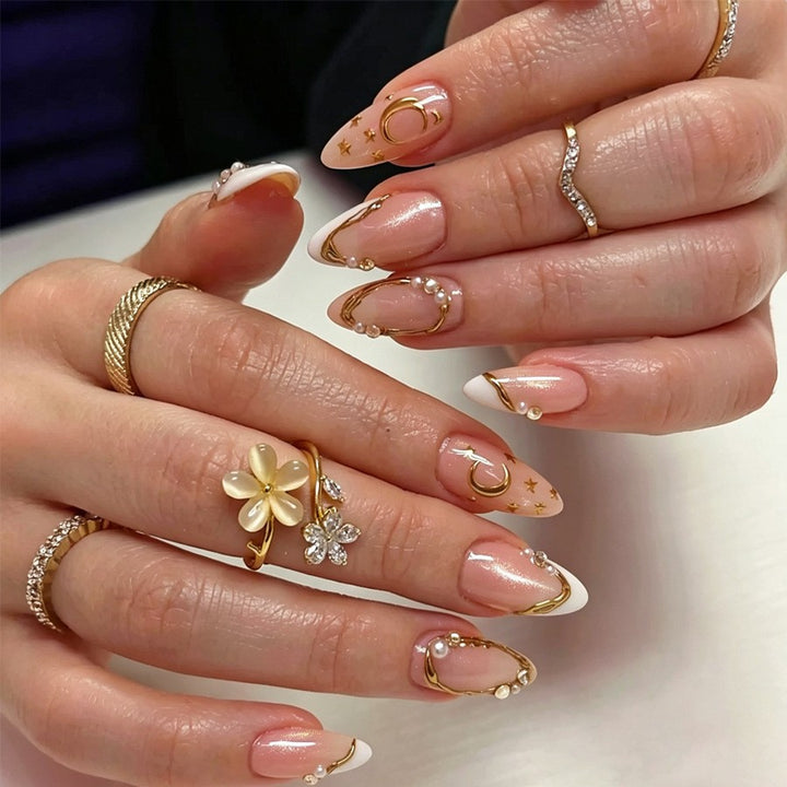 Exquisites Kunstnagelset mit feinen 3D-Verzierungen und eleganten Akzenten Karnz