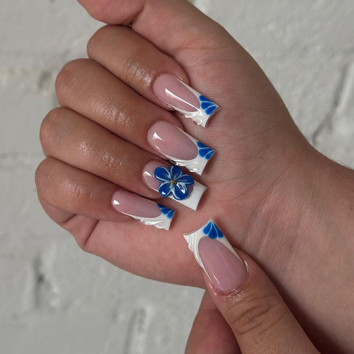 Dekoratives Blumennagelset zum Aufkleben Karnz