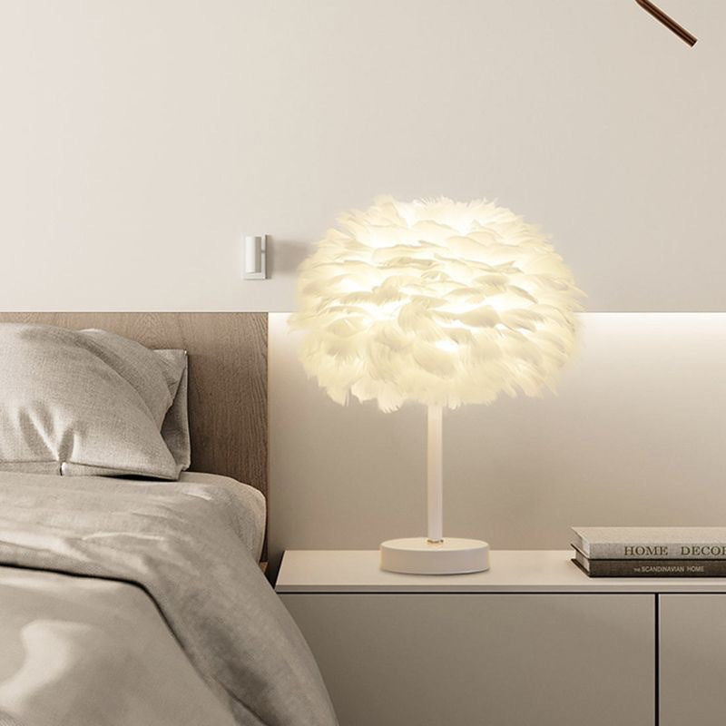 Federlampe mit Kristallakzenten