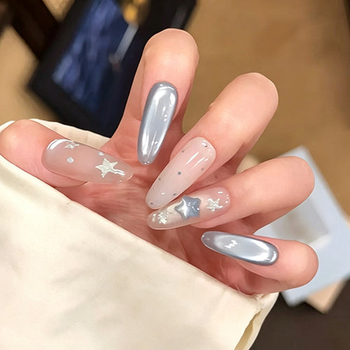 Kunstnagelset mit funkelnden Sternenmotiven Karnz