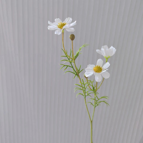 Realistische Blumenstielanordnung