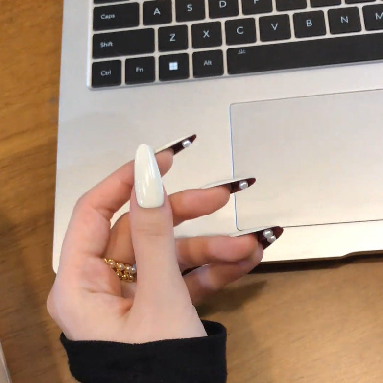Glamouröse Kunstnägel mit Eleganten Akzenten Karnz
