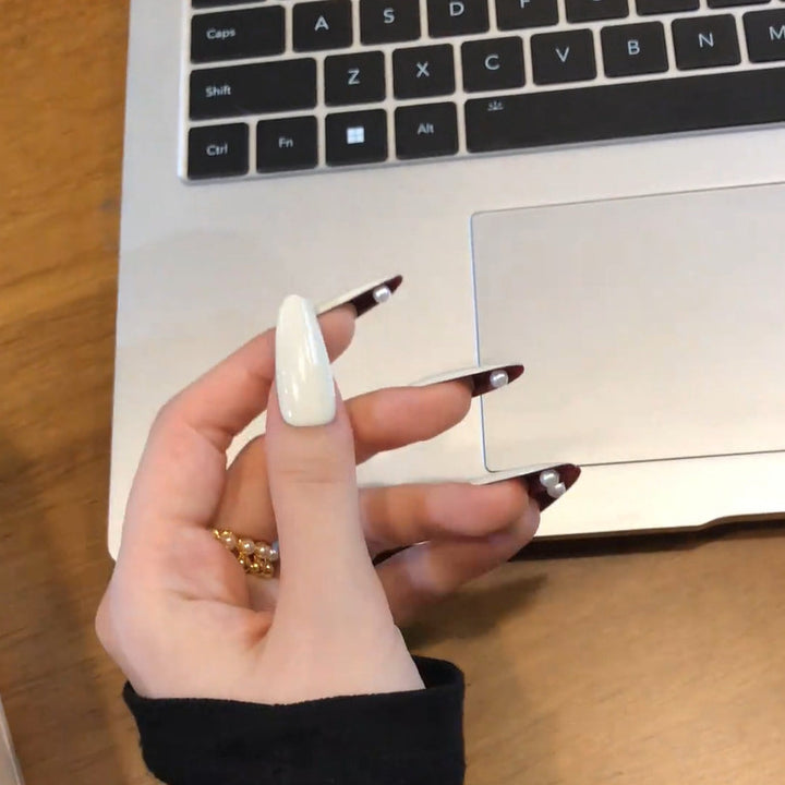 Glamouröse Kunstnägel mit Eleganten Akzenten Karnz