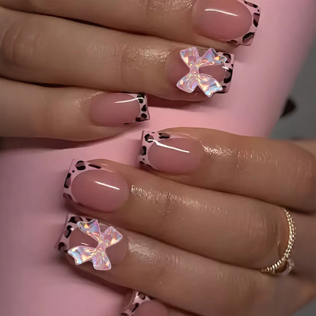 Kunstnagelset mit glamourösem Leopardenmuster und eleganten Schleifen Karnz