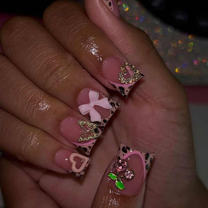 Künstlerische Nagelkunst Karnz