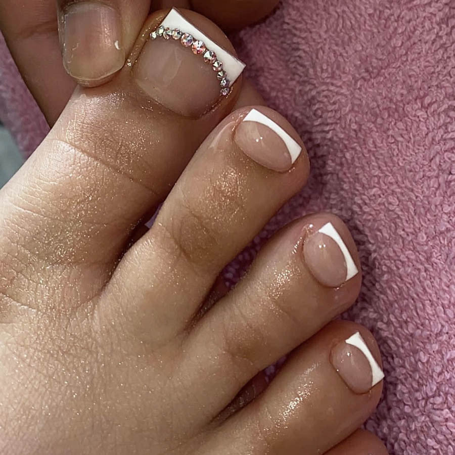 Fußnagelkunst-Set mit eleganter französischer Spitzenverzierung und Glitzerakzenten Karnz