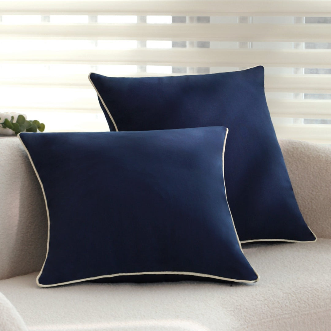Quadratischer Zierkissenbezug mit kontrastierender Paspel und glatter Microvelours‑Optik Karnz