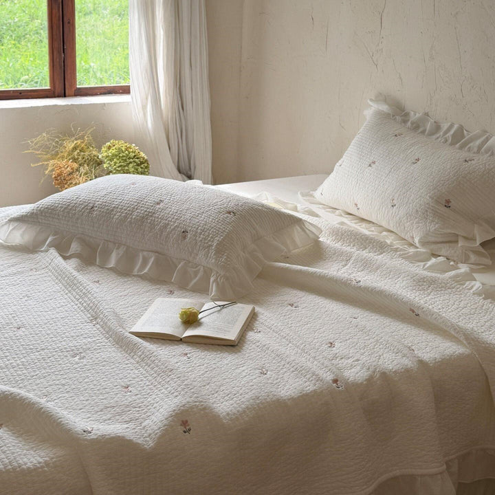 Gesteppte Tagesdecke- und Kissen-Set mit Volant und zarter Blumenstickerei