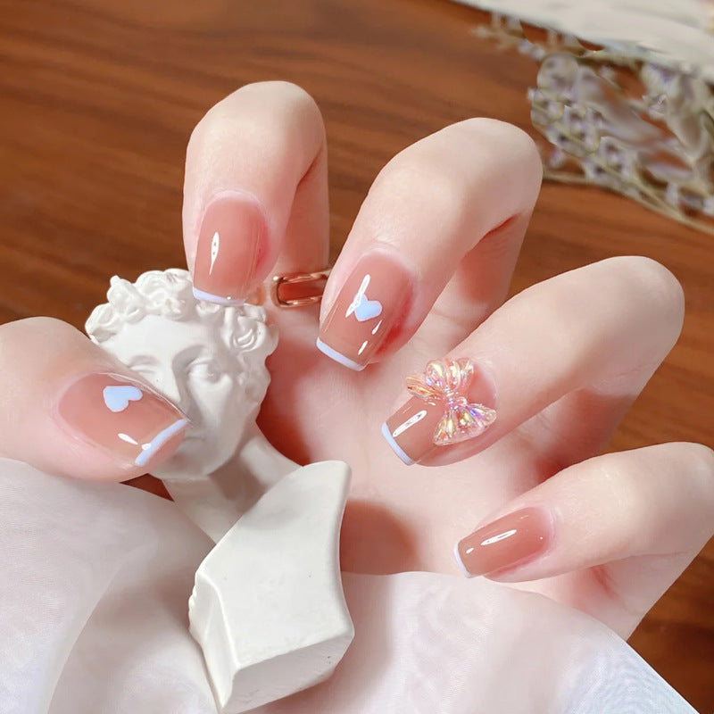 Kreatives Kunstnagelset mit Glitzer- und eleganten Muster Akzenten Karnz