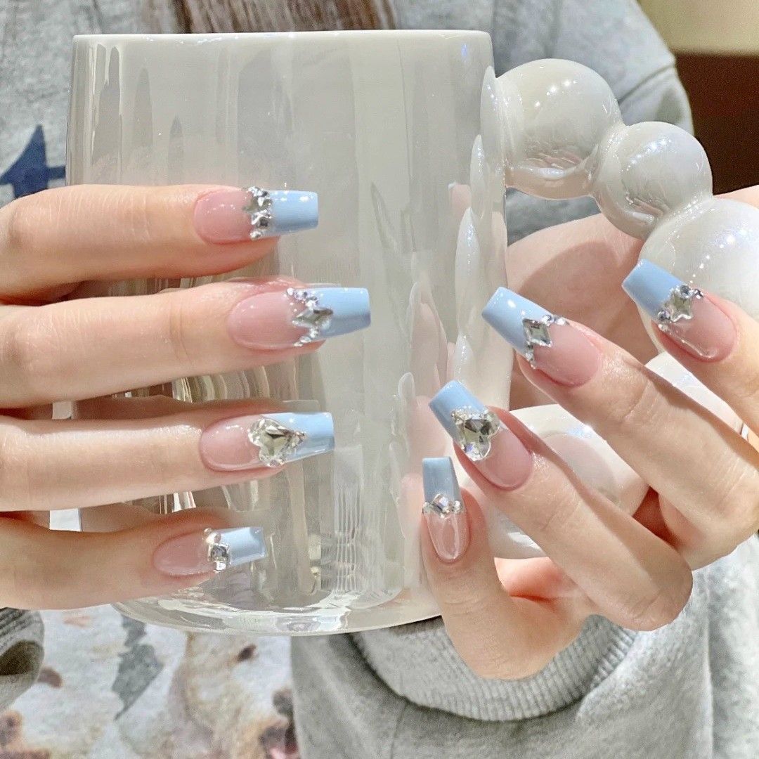 Elegante mit Strass verzierte Nagelkunst Karnz