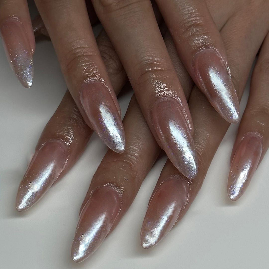 Kunstvolle Stiletto-Nägel mit Glitzer-Gradient und elegantem Design Karnz