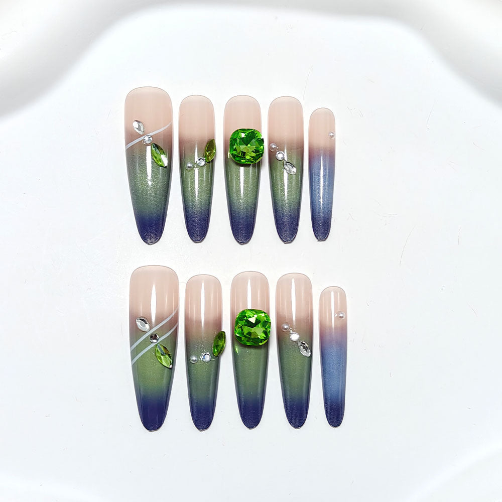 Kunstnägel mit elegantem Ombre-Design und Strass-Applikationen Karnz