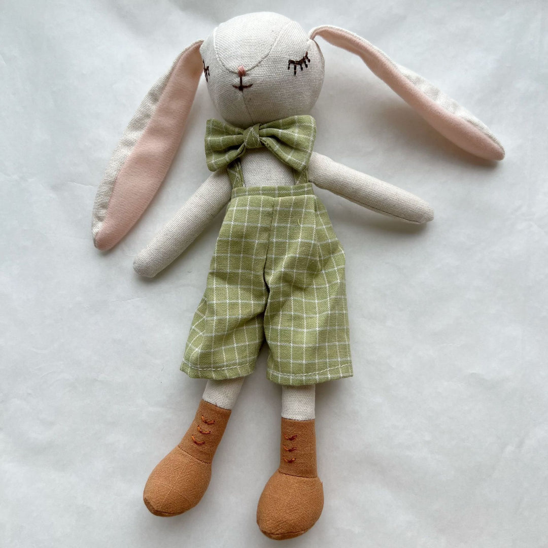 Handgefertigte Plüsch-Häschenpuppe mit floppy Ohren, gesticktem Gesicht und karierter Latzhose