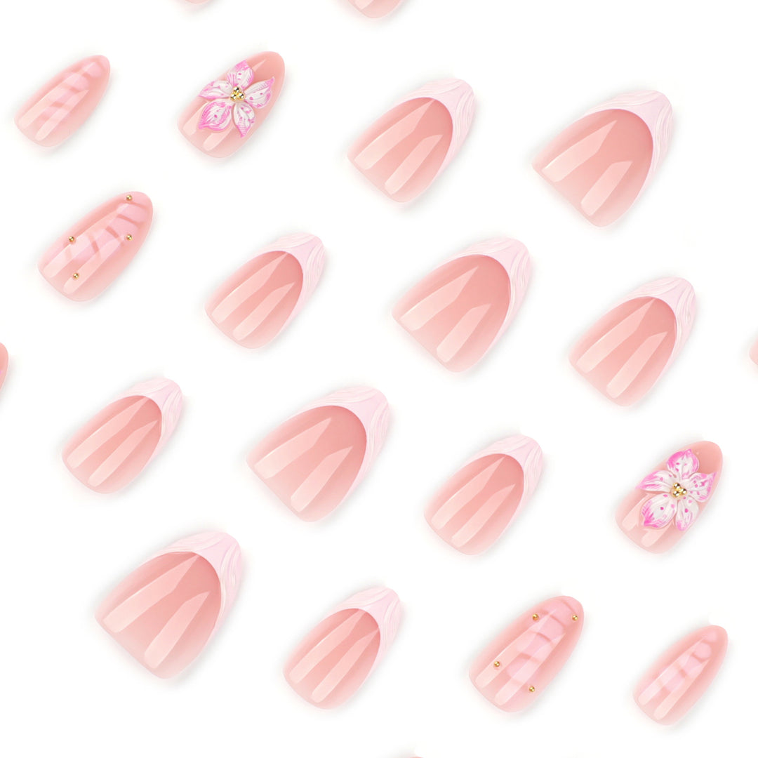 Kunstvolle Nagelverlängerungen mit floralem Design und Glitzerakzenten Karnz