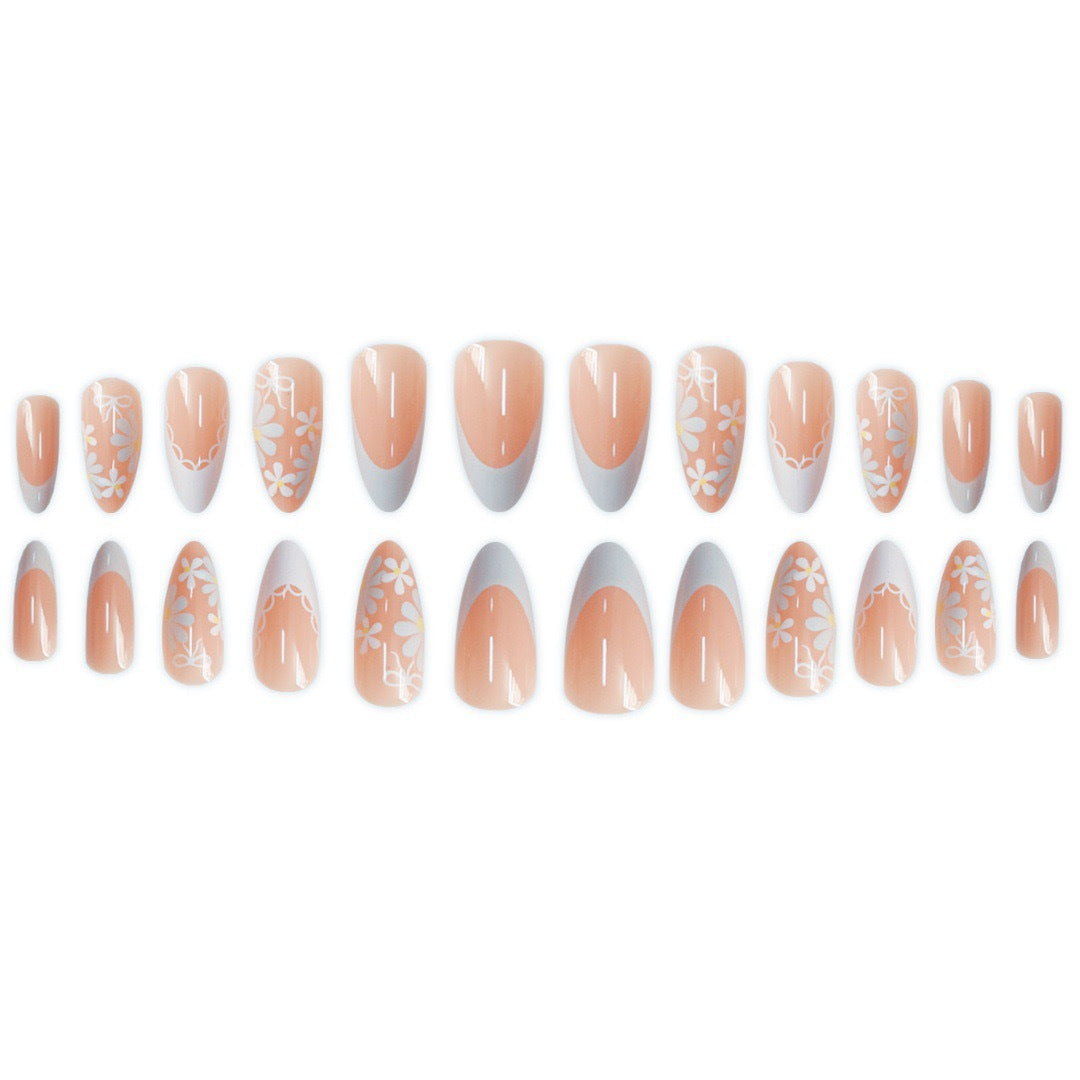 Elegante florale Nagelkunst Verbesserungen Karnz