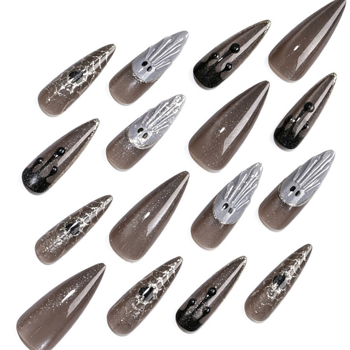 Kunstnagelset mit glamourösen Metallic-Elementen und filigranen Details Karnz