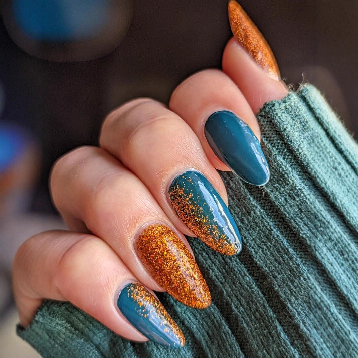 Glamouröse Kunstnägel mit Glitzernden Akzenten Karnz