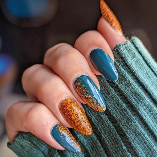 Glamouröse Kunstnägel mit Glitzernden Akzenten Karnz