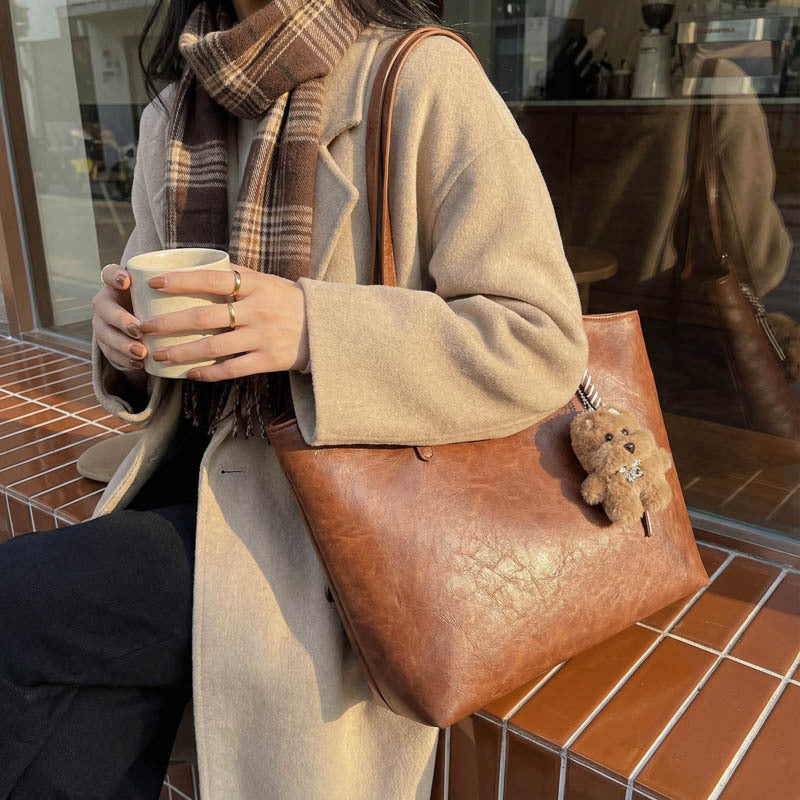 Stylische Kunstleder-Tote mit charmantem Schlüsselanhänger