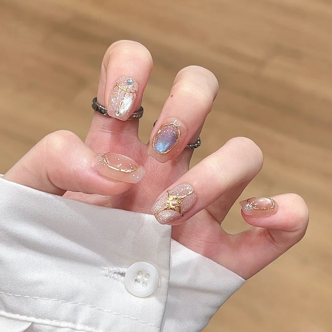 Dekoratives Press-On Nagelkunst-Set mit schimmernden Edelsteinakzenten Karnz