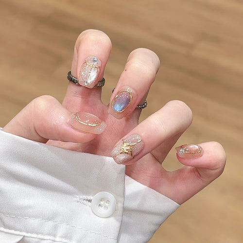 Dekoratives Press-On Nagelkunst-Set mit schimmernden Edelsteinakzenten Karnz