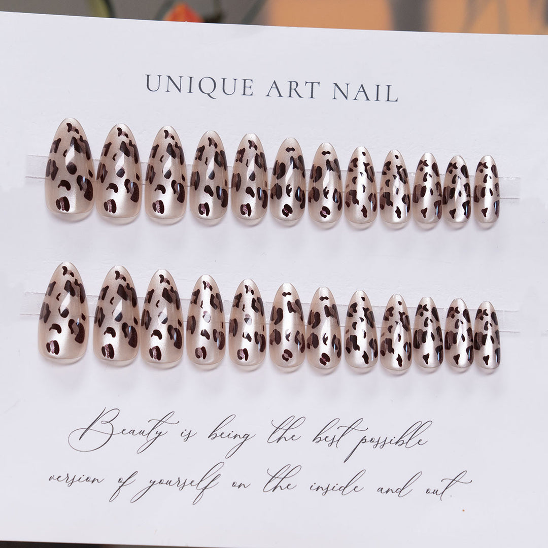 Künstlerisches Stiletto Press-On Nageldesign mit Leopardenmuster