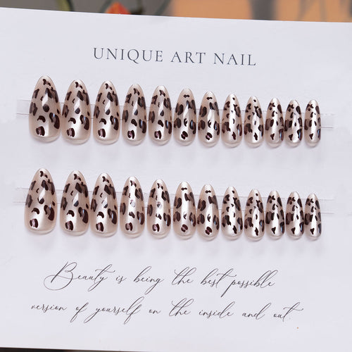 Künstlerisches Stiletto Press-On Nageldesign mit Leopardenmuster