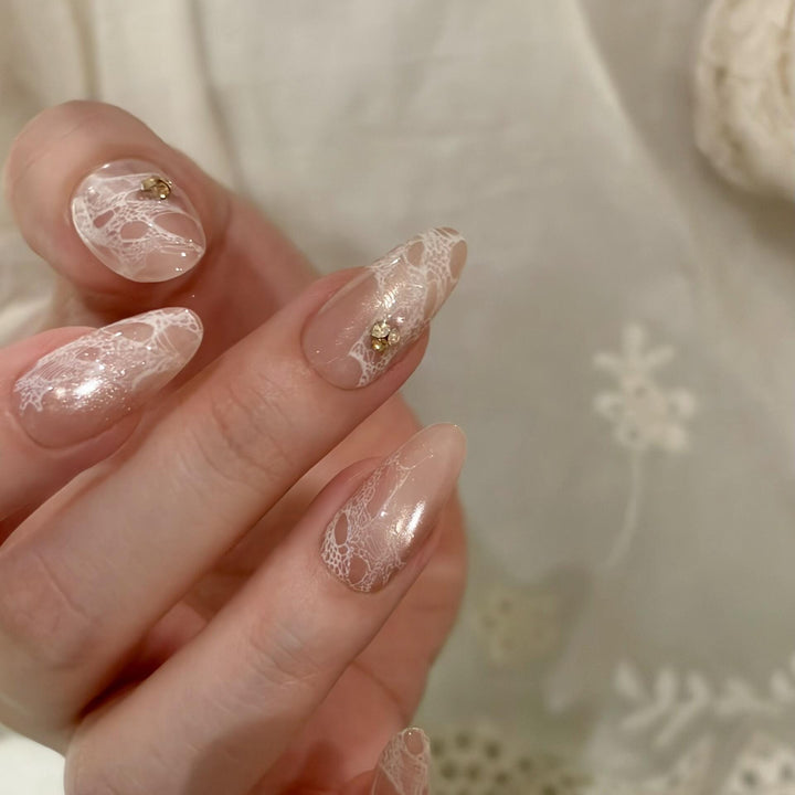 Elegante Kunstnägel mit Spitzen und Glitzer Karnz