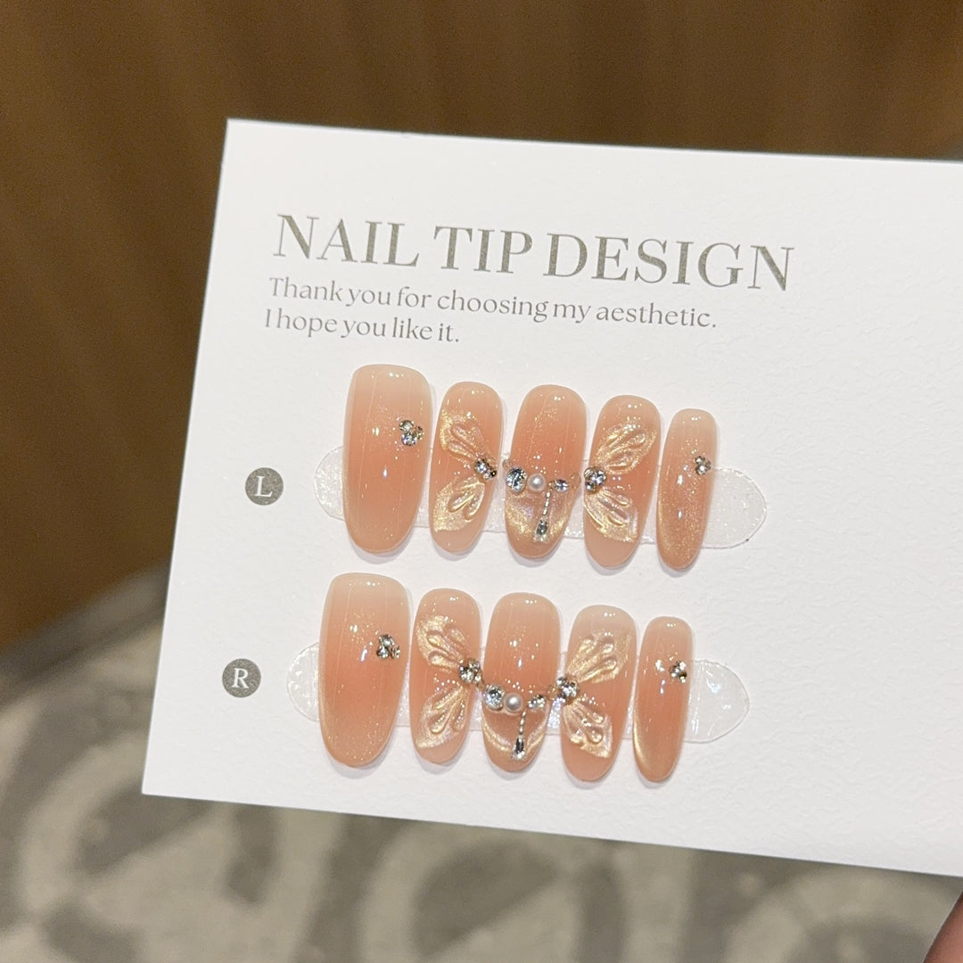 Künstliche Nagelspitzen mit Eleganten Floralen Details Karnz