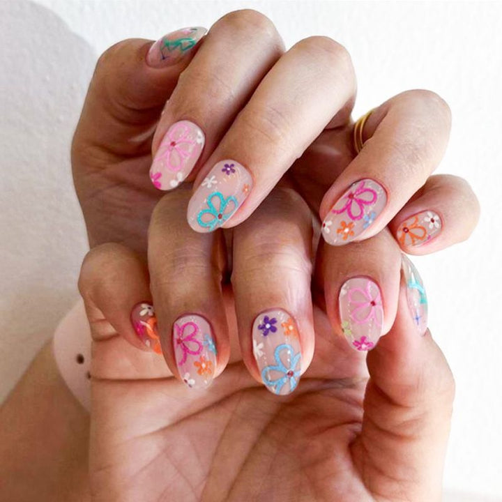 Kunstnagelset mit bunten Blumenmotiven Karnz