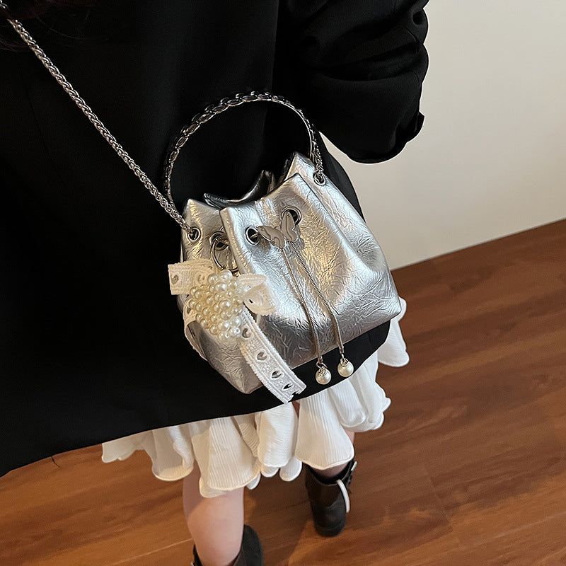 Stylische Handtasche mit Schmetterlingsdetail Karnz