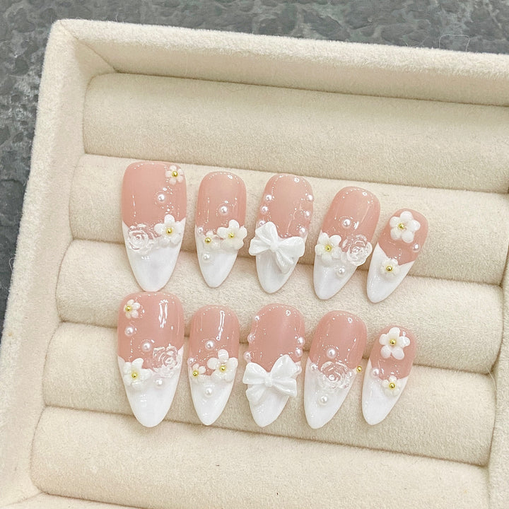 Elegantes Kunstnagel-Set mit Floralen Akzenten Karnz
