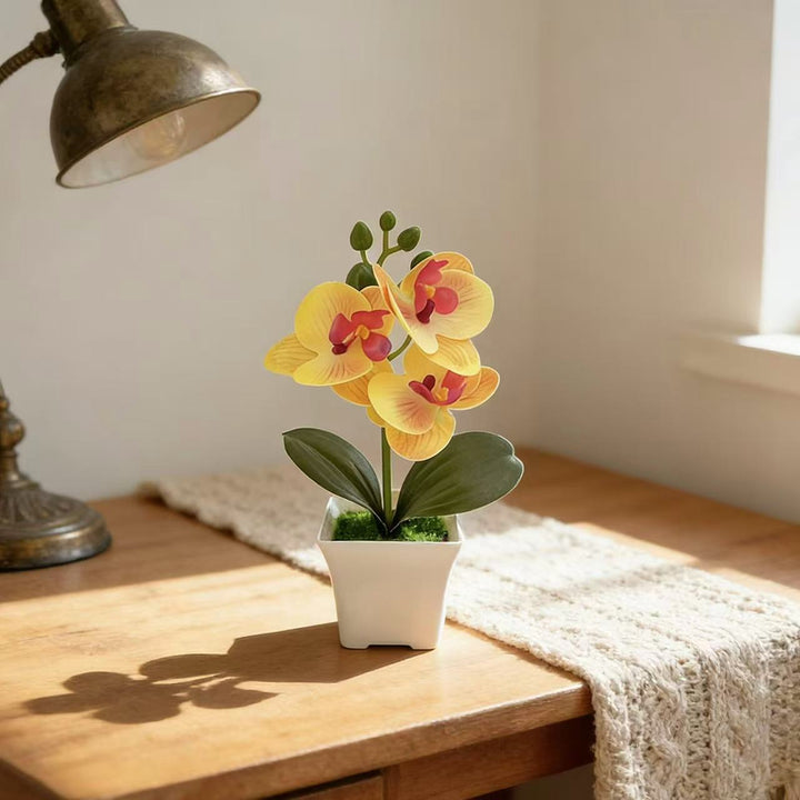 Realistische Künstliche Orchidee in dekorativem Pflanzenpot für Dekoration