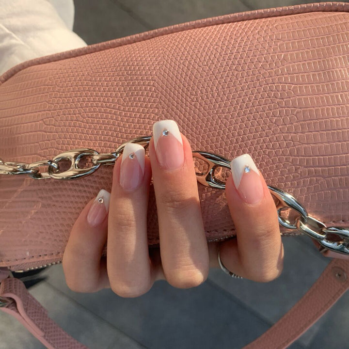 Elegante French Tip Press-On Nägel mit Strass-Akzenten