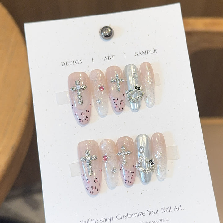 Kunstnägel mit Funkelnden Strass- und Kreuzmotiven Karnz