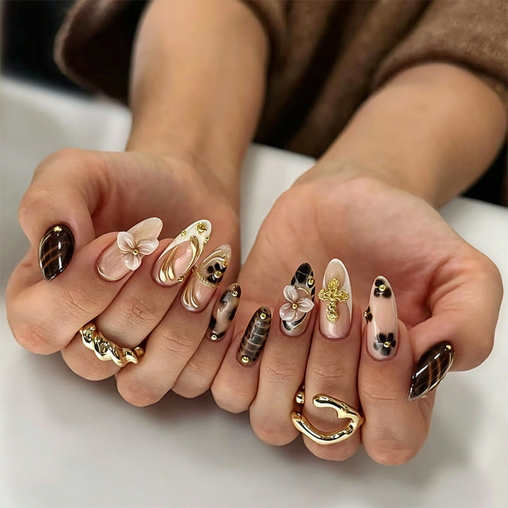 Kunstvolles Nagelset mit floralen Akzenten Karnz