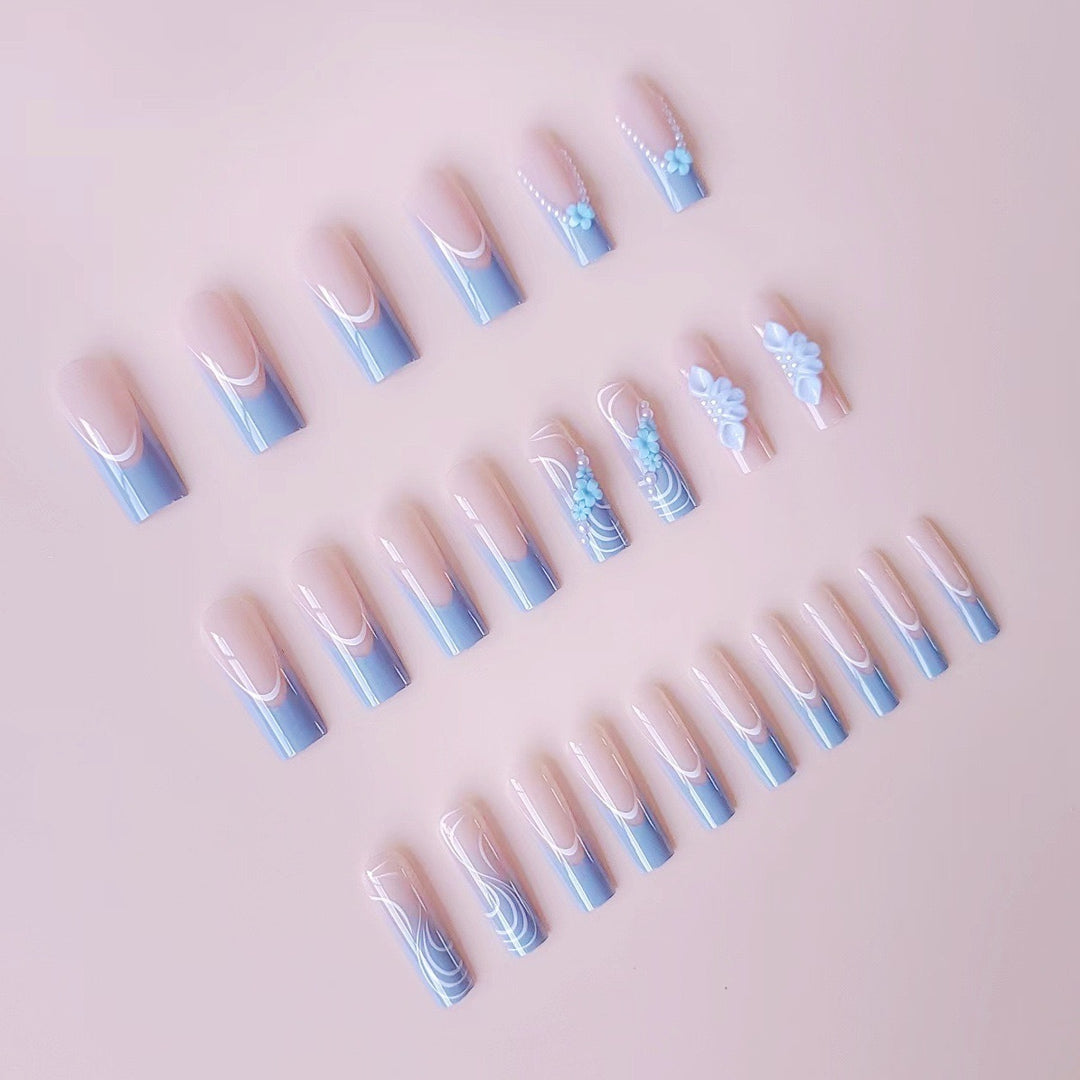 Kunstnagelset mit zarten floralen Akzenten und eleganten Verzierungen Karnz