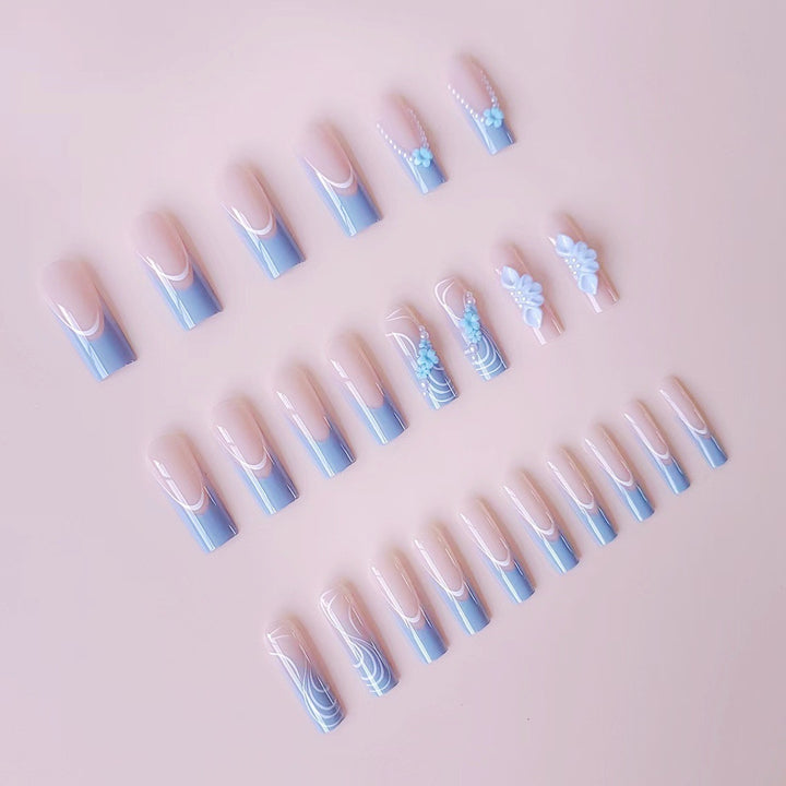 Kunstnagelset mit zarten floralen Akzenten und eleganten Verzierungen Karnz
