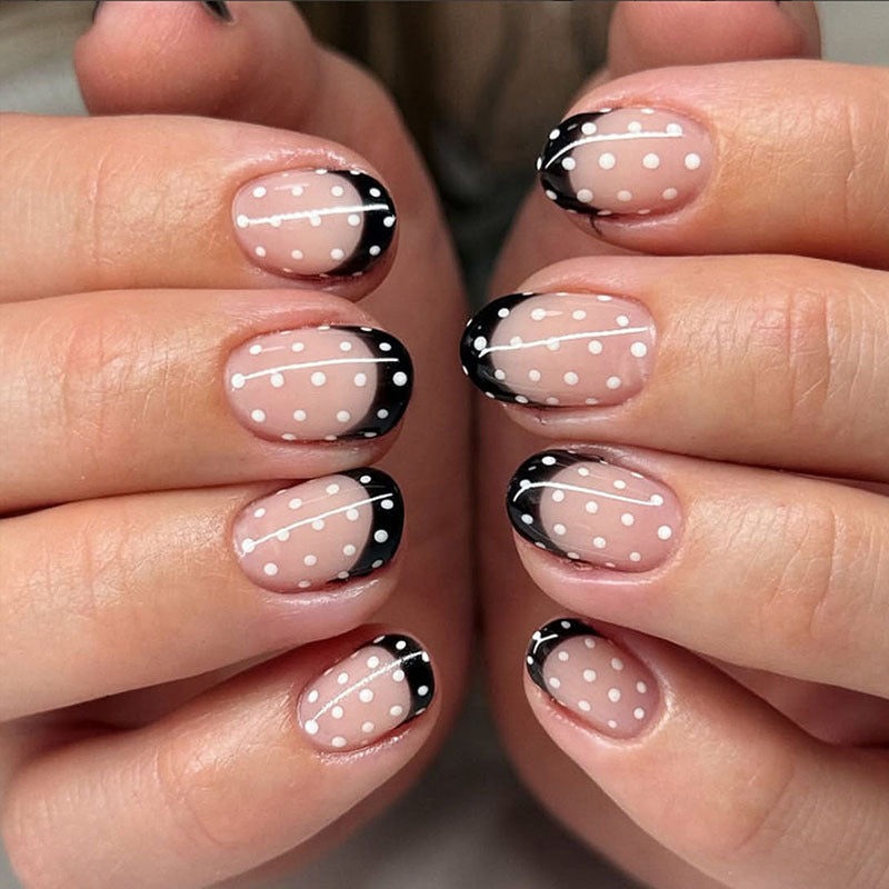 Kunstnagelset mit eleganten Punkten und stilvollem Schwarz Karnz