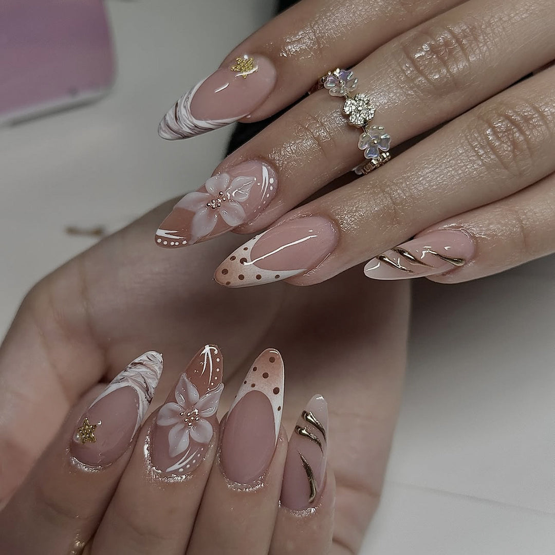Kunstnagelset mit floralen und eleganten Details Karnz